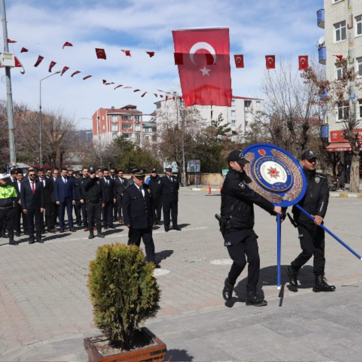 Emniyet Müdürlüğü Çelenkler